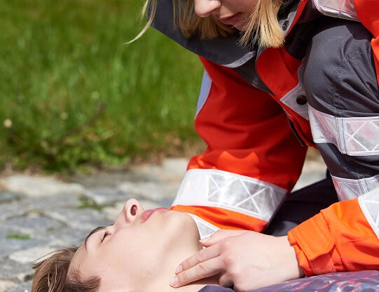 нарколог на дому оказывает мужчине неотложную помощь